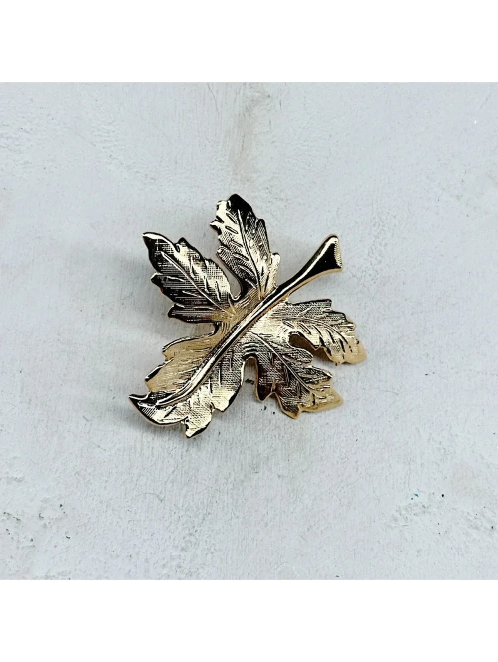 321gc. Goldtone Vintage Leaf Brooch